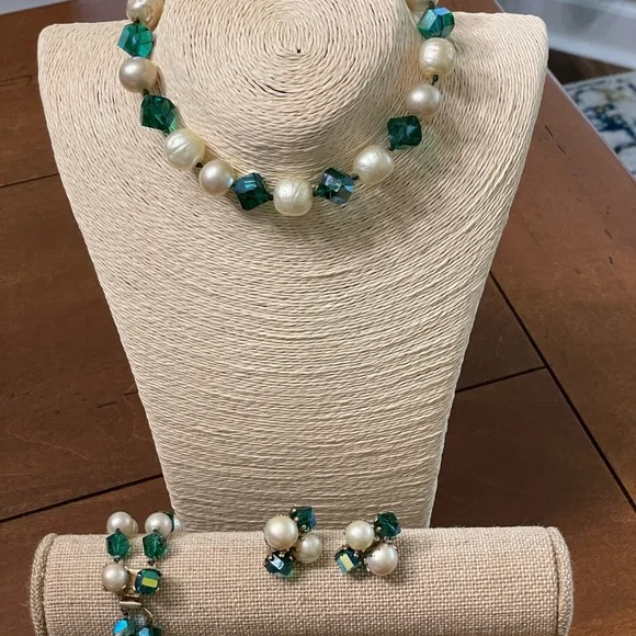 Vintage Jewelry Set by Vogue - Picture 1 of 11